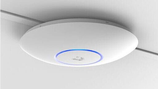 Unifi access point van Ubiquiti gemonteerd aan het plafond