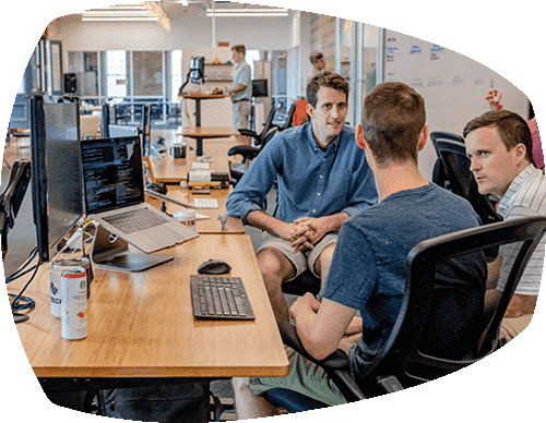 Mensen aan het praten op kantoor