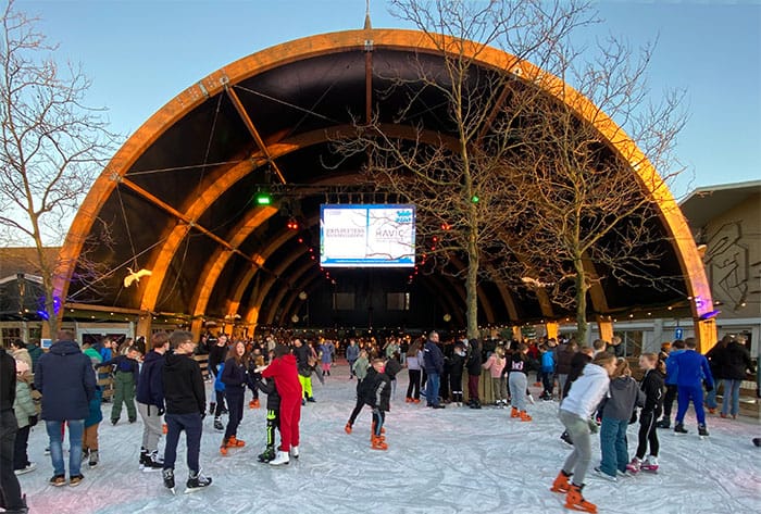 Kinderen aan het schaatsen op het ijs tijdens Winter Event Son en Breugel