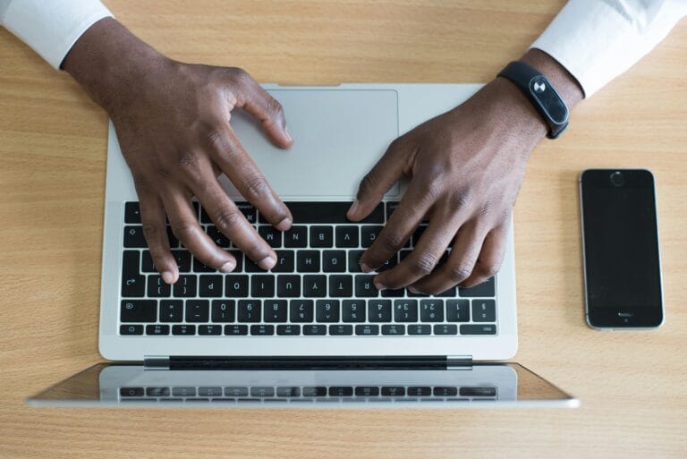Man typend op een laptop ter illustraties van de services van Infin-IT