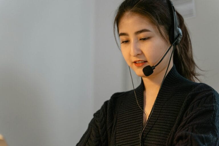 Vrouw ter illustratie van de vacature junior helpdesk medewerker en andere vacatures